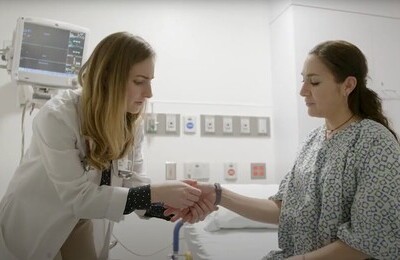 Кодирование Аквилонг в Краснознаменске Врач держит пациентку за руку