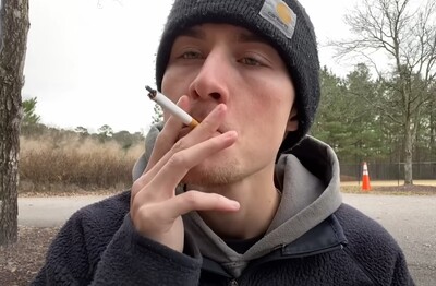 Лечение зависимости от табакокурения в Краснознаменске Мужчина с сигаретой делает затяжку